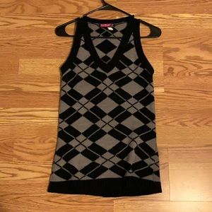 V-Neck Pattern Sweater Vest in Grey and Black
